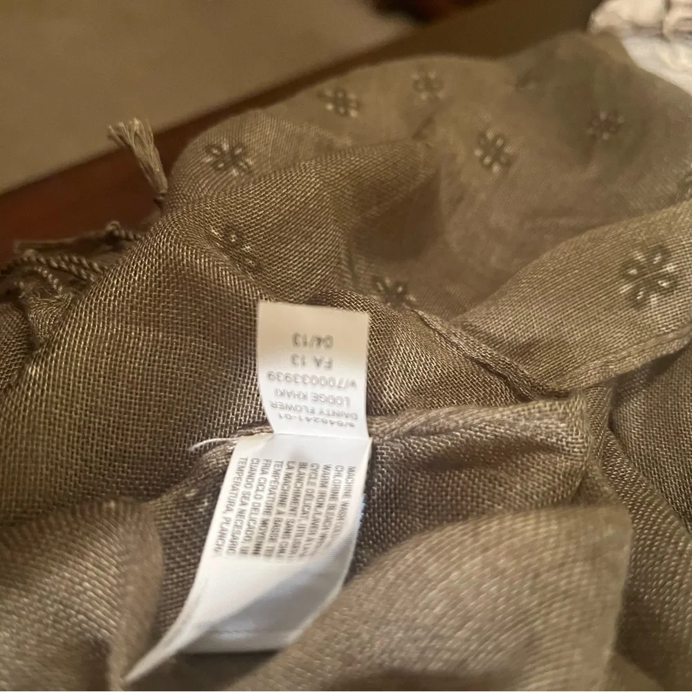*FREE‎ with bundle! Set Cream Textured Scarf w taupe stripes & olive color.